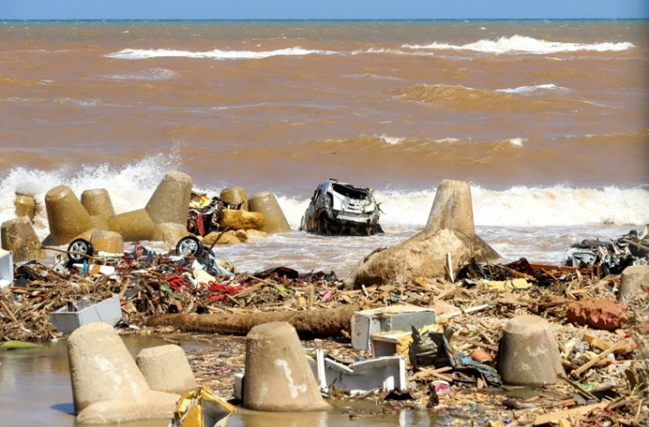 L'épave d'une voiture sur le littoral à Derna, une ville de l'est de la Libye dévastée par les inondations, le 19 septembre 2023