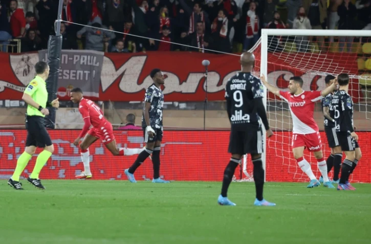 Le milieu monégasque Jean Lucas de Souza Oliveira (2e à gauche) vient d'ouvrir le score contre Lyon au stade Louis II, le 5 février 2022 