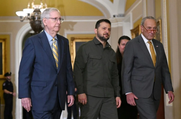 Le président ukrainien Volodymyr Zelensky (c) acccompangé par Chuck Schumer (d) et Mitch McConnell (g), arrive au Capitole, le 21 septembre 2023 à Washington