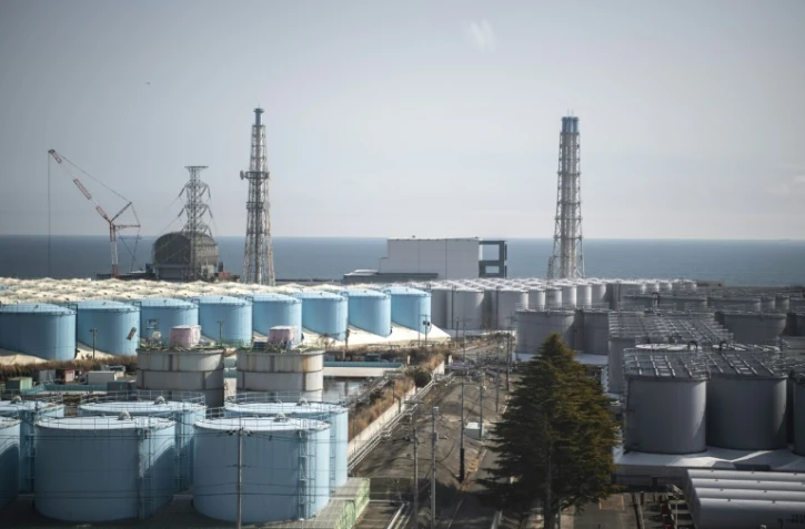 Bâtiments des réacteur 3 (g) et 4 (c) et des réservoirs d'eau contaminée de la centrale nucléaire de Fukushima Dai-ichi le 5 mars 2022 à Okuma, au Japon