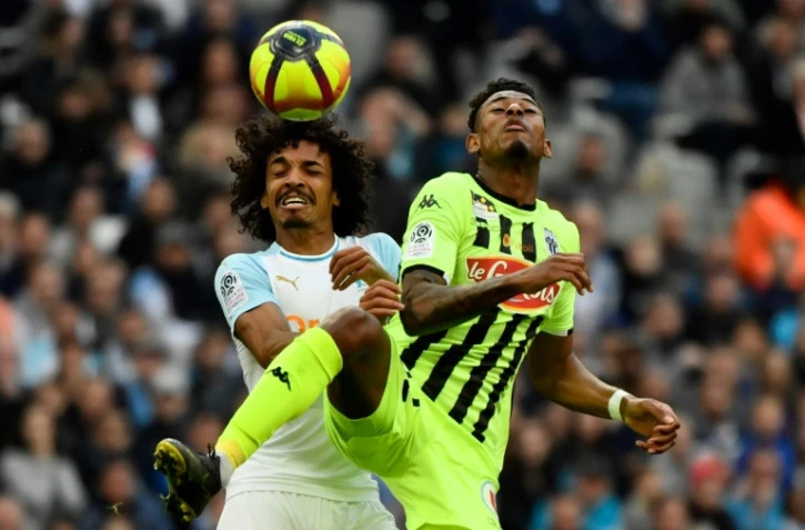 Le milieu défensif brésilien de Marseille, Luiz Gustavo (g), à la lutte avec le milieu d'Angers, Jeff Reine-Adélaïde, lors du match de Ligue 1 au Vélodrome, le 30 mars 2019