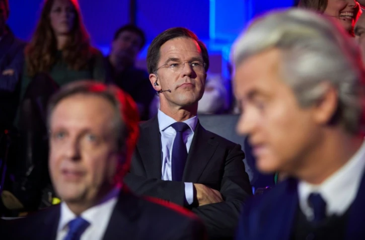 Mark Rutte (C) entre  Alexander Pechtold et   Geert Wilders lors d'un débat télévisé le 14 mars 2017 à La Haye 