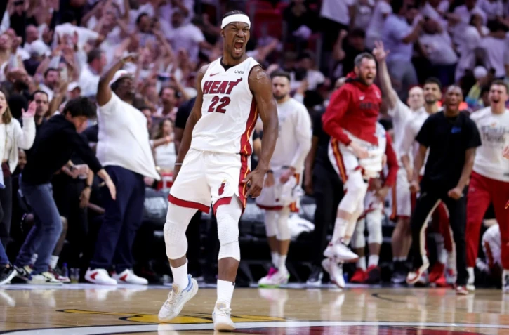 Jimmy Butler (#22), en fusion dans le dernier quart-temps, donne la victoire au Miami Heat dans le match 4 du premier tour des play-offs contre les Milwaukee Bucks, le 24 avril 2023 à Miami