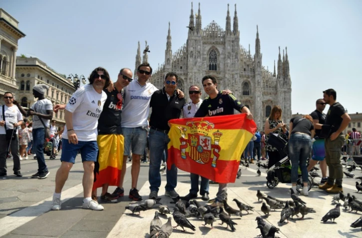 Des supporters du Real Madrid devant le Duomo de Milan Ă quelques heures de la finale de la Ligue des champions, le 28 mai 2016