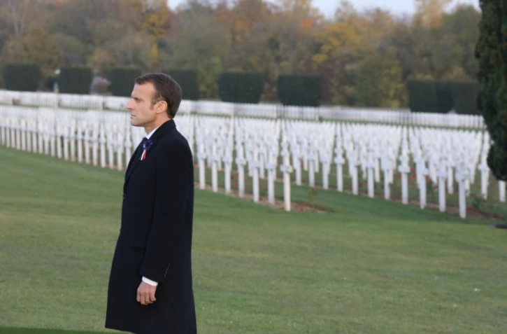Emmanuel Macron au cimetière près de l'Ossuaire de Douaumont, près de Verdun, le 6 novembre 2018, pendant les cérémonies marquant le centenaire de la Première Guerre mondiale