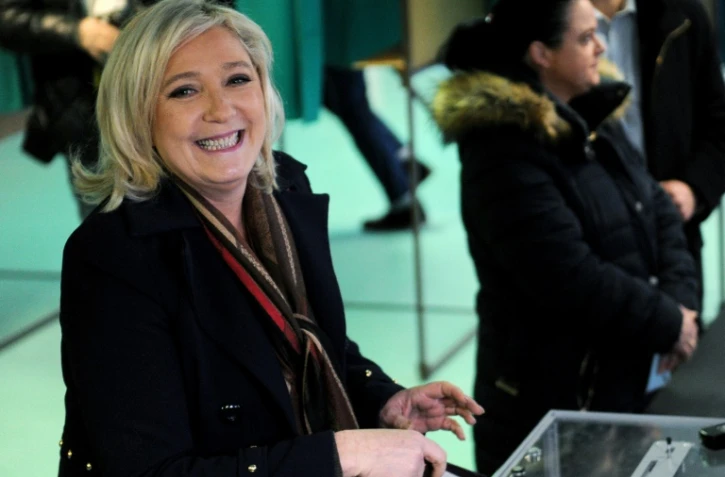 La présidente du FN Marine Le Pen vote à Hénin-Beaumont, le 13 décembre 2015