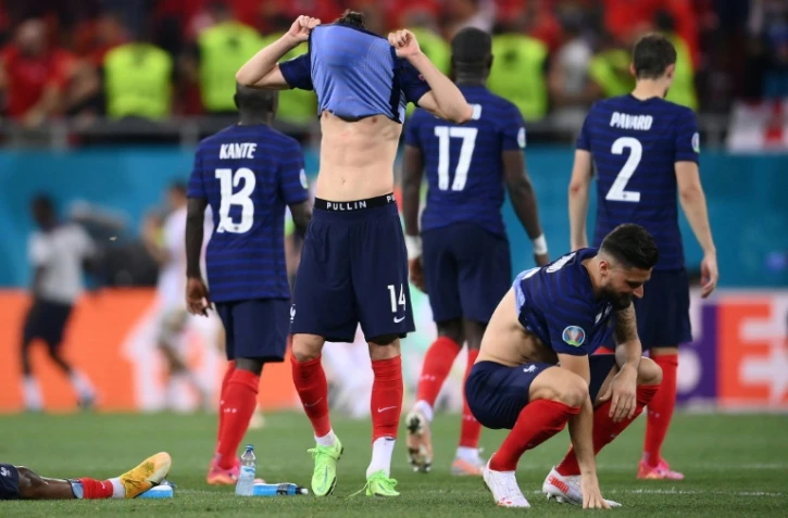 Les joueurs français après leur élimination aux tirs au but en 8e de finale de l'Euro contre la Suisse le 28 juin 2021 à Bucarest