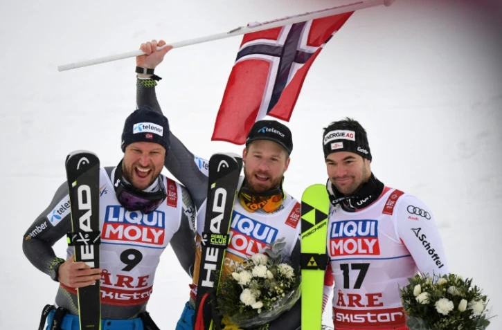 Les Norvégiens Kjetil Jansrud (c) et Aksel Lund Svindal (g), vainqueur et 2e de la descente et l'Autrichien Vincent Kriechmayr (3e), aux Mondiaux d'Are le 9 février 2019