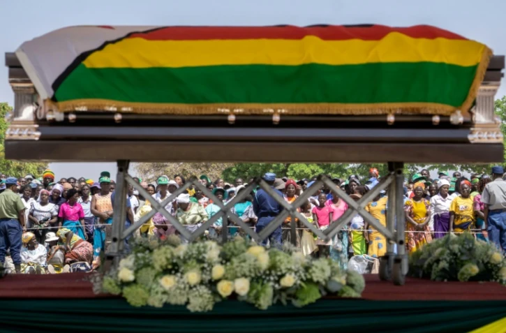 Des villageois observent le cercueil de Robert Mugabe le 16 septembre 2019 Ă Murombedzi