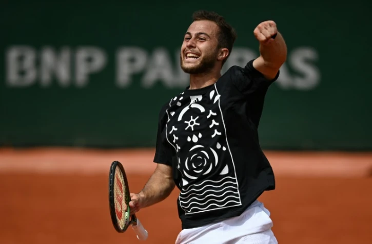 La joie du Français Hugo Gaston, vainqueur de l'Argentin Pablo Cachin, 6-4, 6-2, 6-4, lors du 2e tour du tournoi de Roland-Garros, le 26 mai 2022