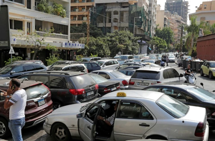 Des automobilistes font la queue devant une station-service dans le quartier de Hamra, le 20 août 2021 à Beyrouth, au Liban