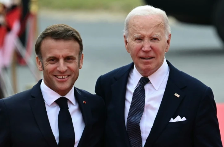 Le président français Emmanuel Macron (à gauche) et son homologue américain Joe Biden le 6 juin 2024 à Saint-Laurent-sur-Mer, en Normandie, dans le nord-ouest de la France