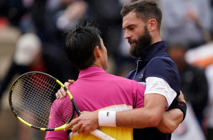 Accolade entre Benoît Paire et le Japonais Kei Nishikori, vainqueur de leur duel à Roland-Garros, le 3 juin 2019