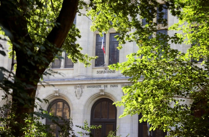 Une des entrées de l'université de la Sorbonne à Paris, le 10 octobre 2006
