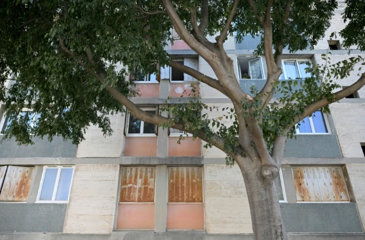 L'immeuble où une jeune femme a été gravement blessée chez elle par des tirs à l'aveugle, dans le 10e arrondissement de Marseille, le 11 septembre 2023