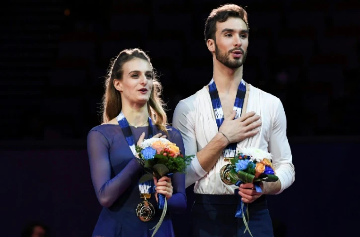 Gabriella Papadakis et Guilaume Cizeron sur la plus haute marche du podium de la Finale du Grand Prix de patinage artistique à Nagoya, le 9 décembre 2017 