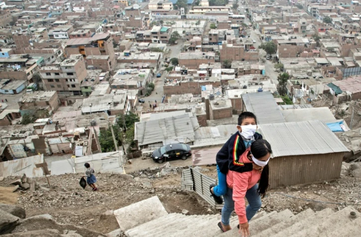 Deux enfants péruviens dans le quartier de Vista Alegre, en périphérie de Lima, le 21 mai 2020