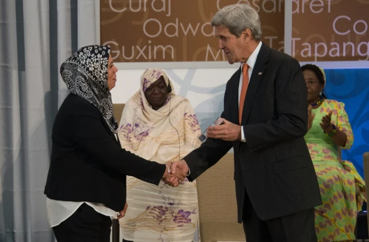 Latifa Ibn Ziaten et le secrétaire d'Etat américain John Kerry le 29 mars 2016 à Washington