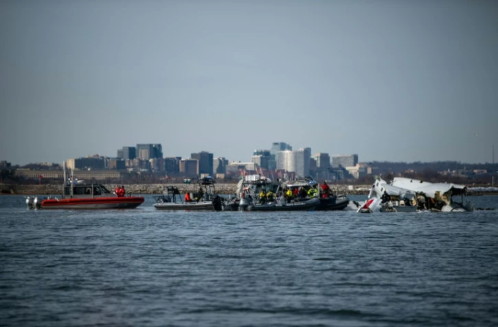 Photo diffusée par les garde-côtes américains (USCG) montrant des équipes de sauvetage, le 30 janvier 2025, sur le fleuve Potomac après le crash du vol American Airlines 5342 entré en collision avec un hélicoptère de l'armée américaine, près de Washington