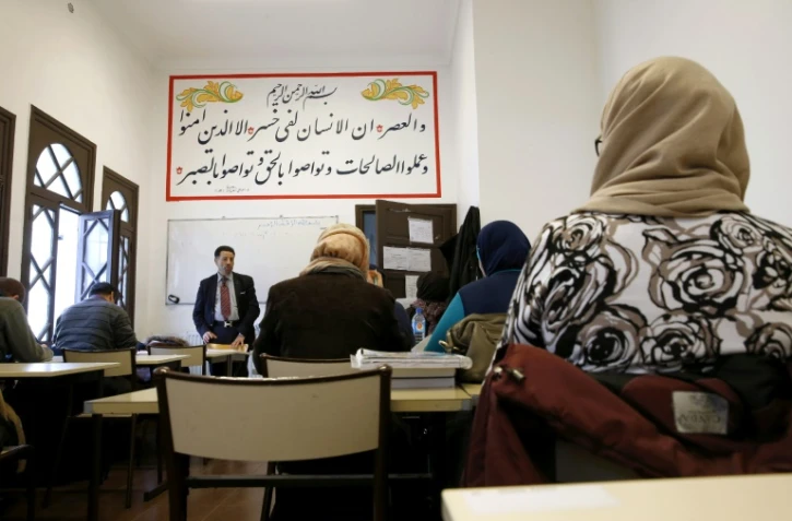 Le professeur de théologie Missoum Chaoui donne des cours dans une classe pour futurs imams et religieux à l'Institut Al-Ghazali de la Grande Mosquée de Paris, le 19 décembre 2015