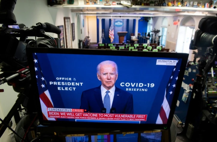 Un écran diffuse, dans la salle de presse de la Maison Blanche, une intervention de Joe Biden sur le Covid-19, le 9 novembre 2020