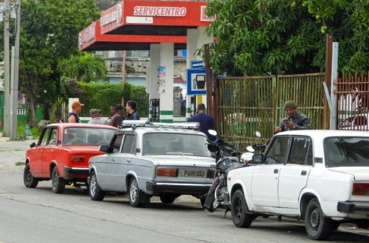 File de véhicules devant une station-service à La Havane, le 30 janvier 2026