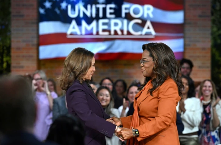 Kamala Harris accueillie par Oprah Winfrey à Farmington Hills, dans l'Etat du Michigan, le 19 septembre 2024