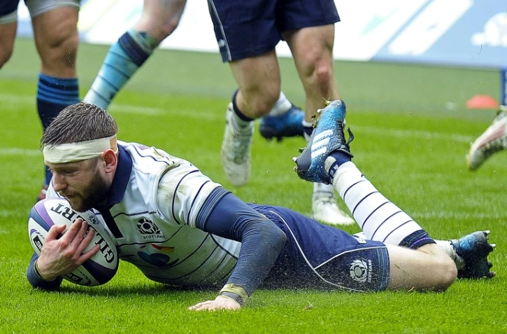 Le demi d'ouverture écossais Finn Russell marque un essai face à l'Italie lors du Tournoi des six nations à Murrayfield, le 18 mars 2017