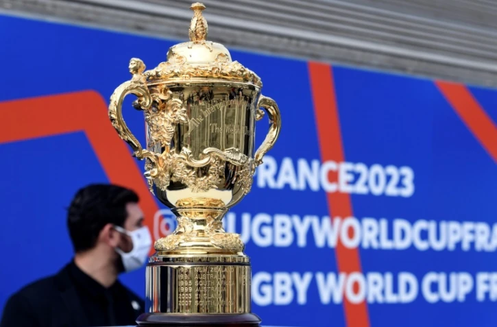 Le trophée de la Coupe du monde de rugby est exposé, le 8 septembre 2020 à la gare de Lyon à Paris, à l'occasion de l'inauguration du "We love 2023 tour", une tournée exposition en train à travers la France