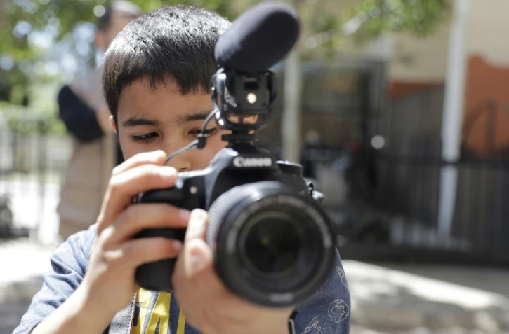 "Trois, deux, un, action!": dans un camp palestinien de Beyrouth, Moustapha ajuste l'emplacement de la caméra. Puis le petit Syrien de 11 ans donne ses ordres avec l'assurance d'un réalisateur chevronné.