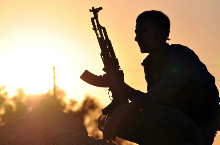 Un combattant kurde près de Raqqa dans le nord de la Syrie, le 10 juillet 2015