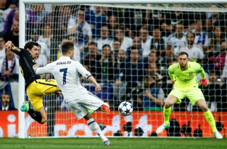 L'attaquant Cristiano Ronaldo (c) inscrit l'un de ses trois buts pour le Real Madrid en Ligue des champions Ă Santiago Bernabeu, le 2 mai 2017