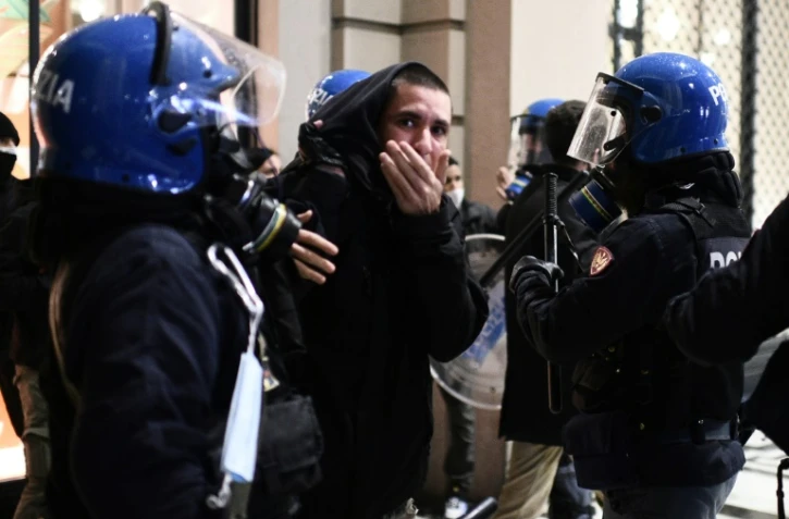 Interpellation d'un protestataire pendant une manifestation contre les restrictions anti-COvid-19 à Turin, le 26 octobre 2020