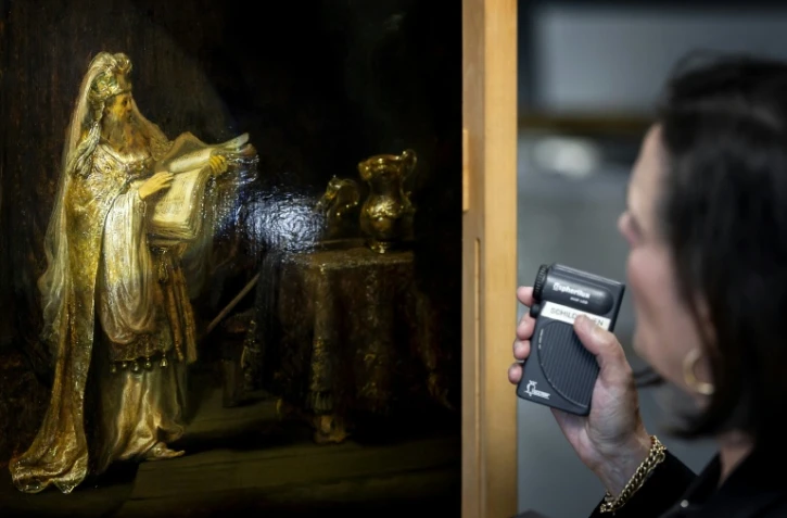 Un nouveau tableau du maître néerlandais Rembrandt, intitulé "Vision de Zacharie dans le temple", découvert au Rijksmuseum d'Amsterdam, le 2 mars 2026