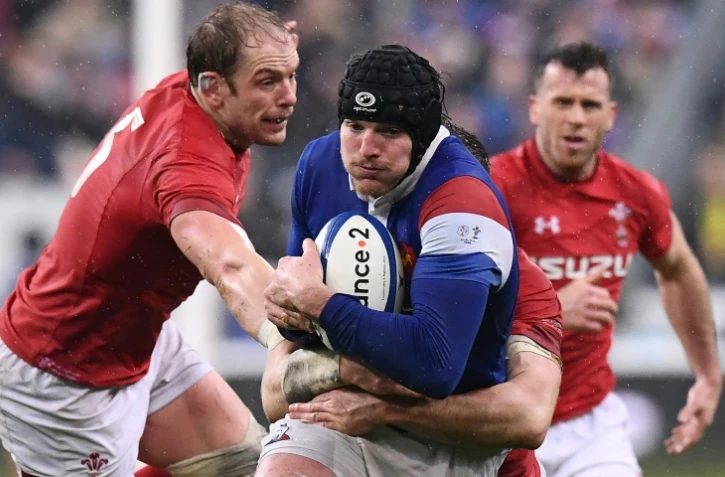 Le 3e ligne du XV de France Arthur Iturria (c) tente de s'échapper avec le ballon face aux Gallois aux Six Nations, le 1er février 2019 au Stade de France 
