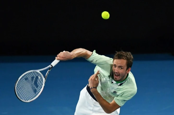 Daniil Medvedev au service face à Stefanos Tsitsipas à l'Open d'Australie à Melbourne, le 28 janvier 2022 