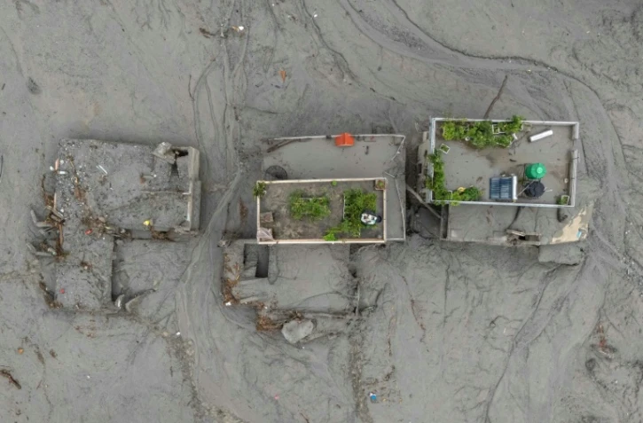 Vue aérienne de maisons recouvertes de boue après la crue destructrice qui a fait plus de 600 morts à la frontière entre le Népal et la Chine, le 29 août 2026 à Devighat, dans le district népalais de Nuwakot