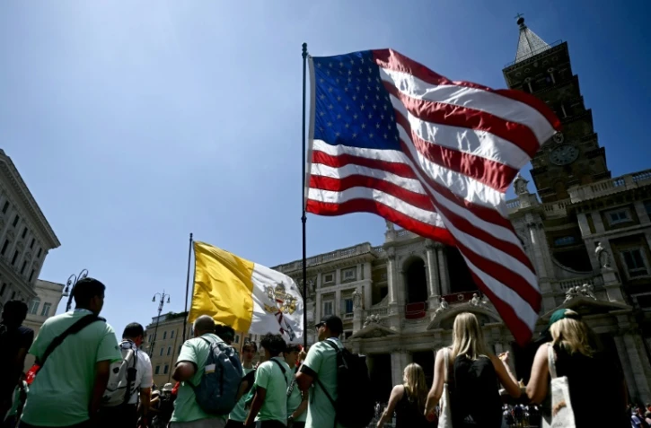 Des jeunes pèlerins agitant des drapeaux se rassemblent près de la basilique Santa Maria Maggiore alors qu'ils participent au Jubilé des Jeunes à Rome le 31 juillet 2025