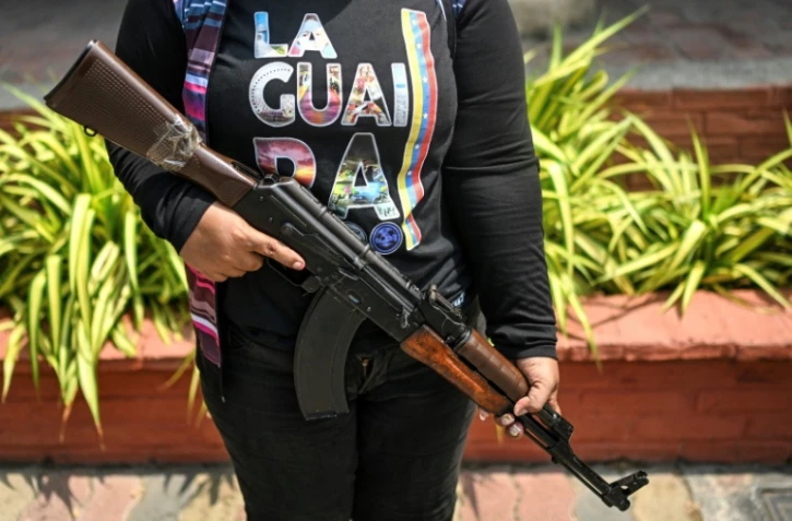 Une membre de la Milice nationale bolivarienne tient un fusil lors d'un entraînement militaire à La Guaira, au Venezuela, le 8 octobre 2025