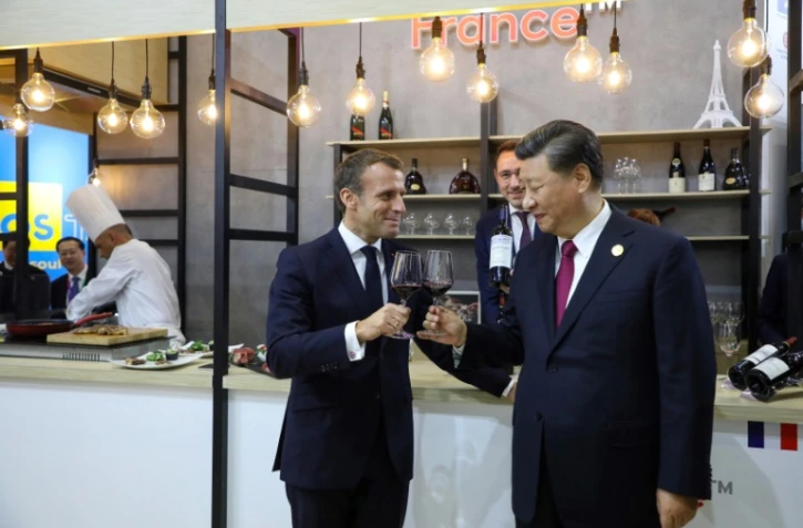 Le président français Emmanuel Macron et son homologue chinois Xi Jinping visitent le pavillon français à la Foire internationale des importations à Shanghai, le 5 novembre 2019