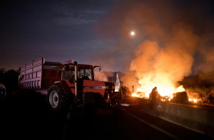 Des agriculteurs bloquent une autoroute vers Lorient, le 25 janvier 2016, pour protester contre la chute des prix de la viande