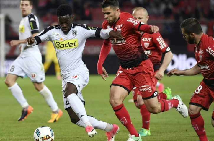 Le milieu d'Angers Yohann Eudeline (g) à la lutte avec celui de Dijon Mehdi Abeid, le 22 avril 2017 à Dijon