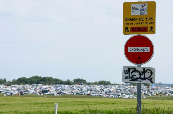 Un panneau "Champ de tirs" sur le site de la free party organisée illégalement à Cornusse, dans le Cher, le 2 mai 2026