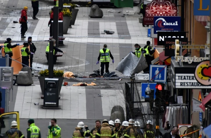 Les secours sur les lieux de l'attentat au camion bélier en plein centre de Stockholm, le 7 avril 2017