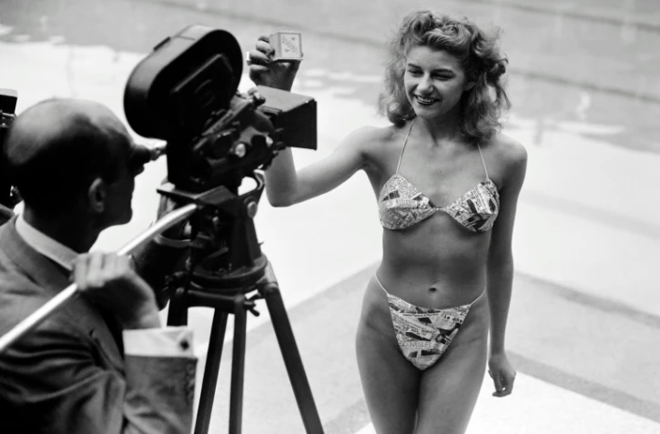 Photo prise le 05 juillet 1946 à la piscine Molitor à Paris d'une candidate à l'élection de la plus jolie baigneuse portant un bikini créé par Louis Réard