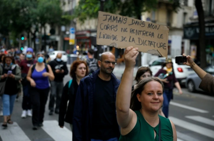 Manifestation à Paris le 14 juillet 2021 au lendemain des annonces d'Emmanuel Macron sur le pass sanitaire et la vaccination