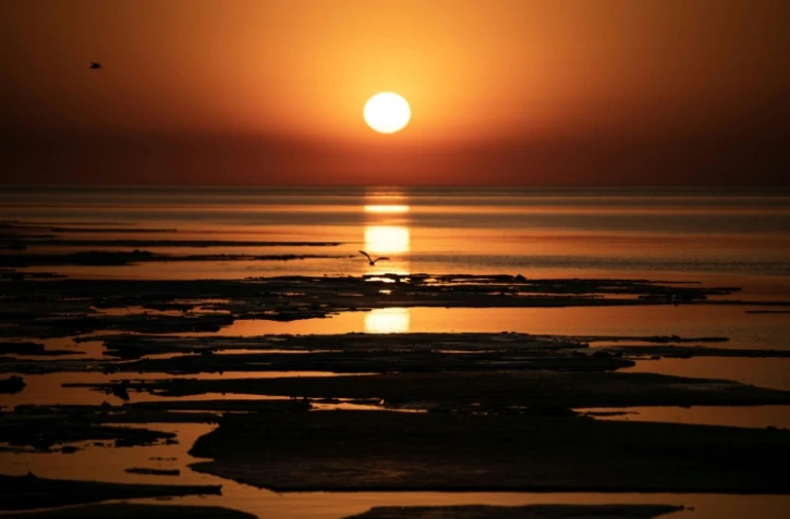 Des blocs de glace dérivent dans le lac Supérieur alors que le soleil se lève à Duluth, aux Etats-Unis, le 13 avril 2023