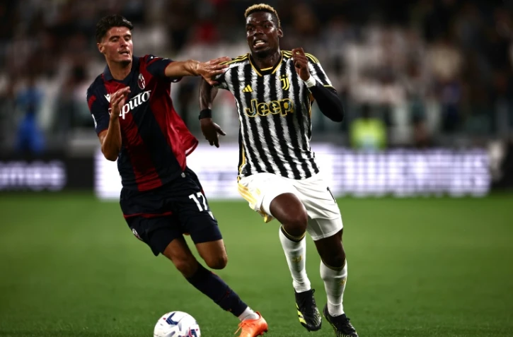 Le milieu de terrain international français de la Juventus Turin Paul Pogba (à droite) tente de déborder le joueur de Bologne Oussama El Azzouzi lors du match de Championnat d'Italie entre les deux équipes le 27 août 2023 à Turin