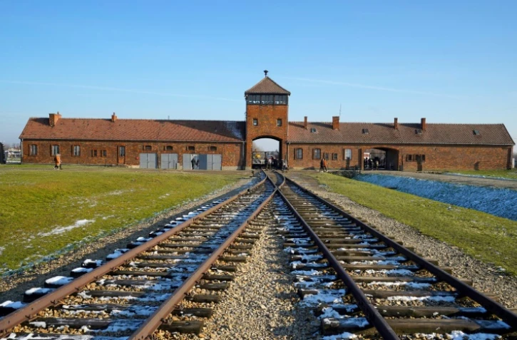 Le chemin de fer entrant dans l'ancien camp d'extermination d'Auschwitz, à Oswiecim en Pologne, le 5 décembre 2019