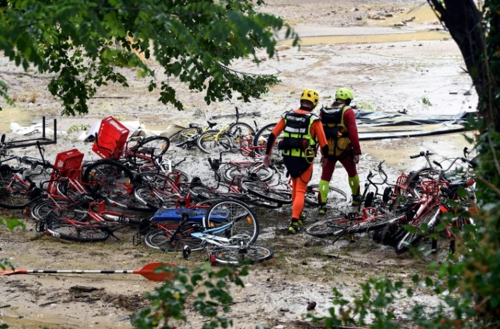 Des sauveteurs dans le camping inondé de Saint-Julien-de-Peyrolas le 9 août 2018